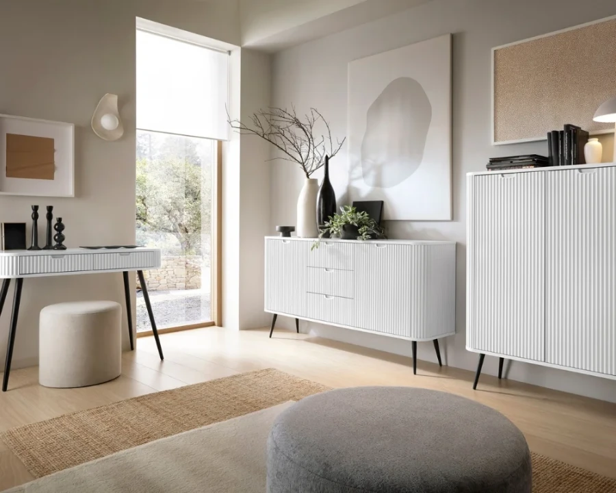 Moderner Wohnbereich mit weißem Konsolentisch, Sideboard und Schrank in minimalistischem Design.