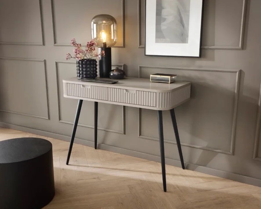 Beige consoletafel met ribbeldesign in een elegante ambiance met parketvloer.