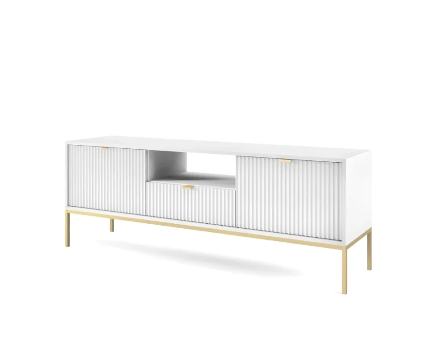 Modernes TV-Lowboard in Weiß mit geriffelter Front und eleganten goldenen Beinen.