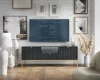 Schwarzes Lowboard mit goldenen Füßen und geriffelter Front unter einem Fernseher.