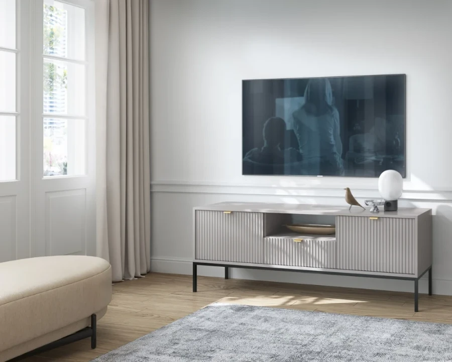 Modernes graues TV-Lowboard mit geriffelter Front im hellen Wohnzimmer