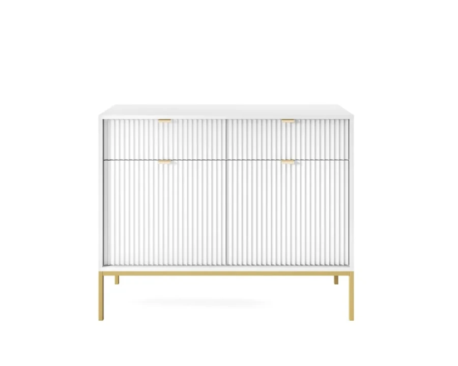 Weißes Sideboard mit Rillenmuster, goldenen Griffen und goldfarbenem Metallgestell.
