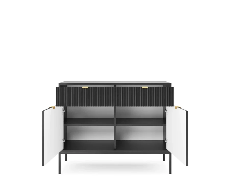 Geöffnetes schwarzes Sideboard mit Rillenstruktur bietet Einblick in Fächer und Stauraum.