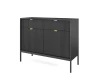Schrägansicht einer schwarzen Anrichte mit Rillenoptik und schlichten schwarzen Metallfüßen.