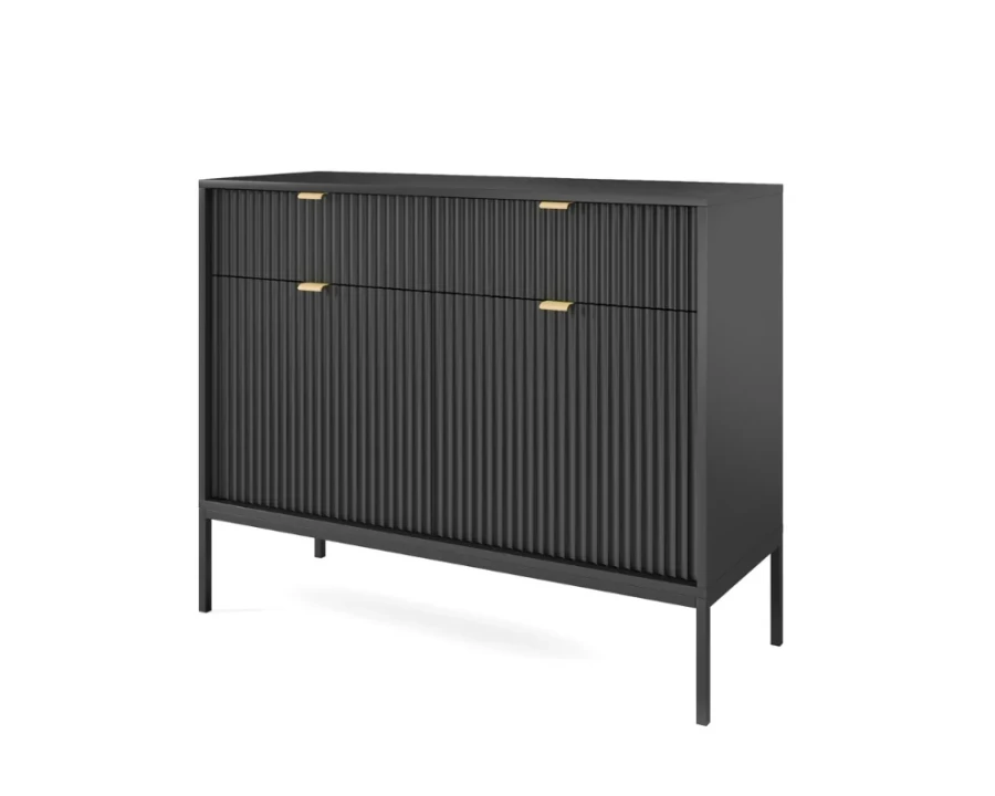 Schrägansicht einer schwarzen Anrichte mit Rillenoptik und schlichten schwarzen Metallfüßen.