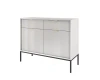 Modernes weißes Sideboard mit Riffel-Optik, schwarzen Metallbeinen und goldenen Griffen.