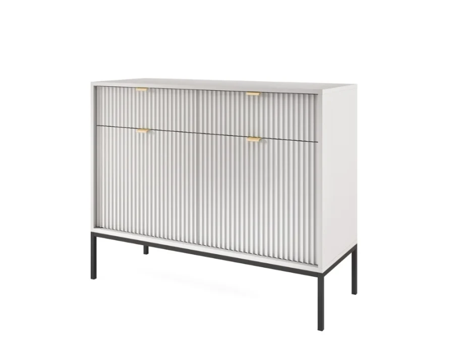 Modernes weißes Sideboard mit Riffel-Optik, schwarzen Metallbeinen und goldenen Griffen.