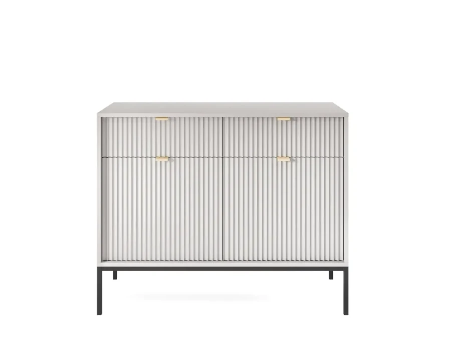 Frontansicht: Weißes Sideboard mit geriffelten Türen und schwarzen Metallfüßen.