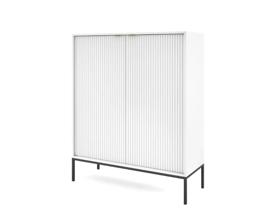 Moderner weißer Schrank mit geriffelten Türen und schwarzen Metallbeinen, schräge Ansicht.