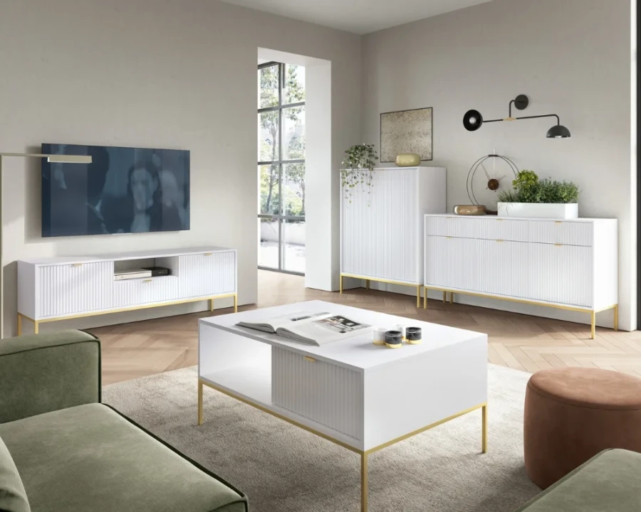 Set aus weißen Wohnzimmermöbeln mit Rillenfronten und edlen goldenen Füßen.