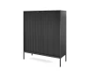 Schwarzes Sideboard mit vertikalen Rillen und schwarzen Metallfüßen in der Seitenansicht.
