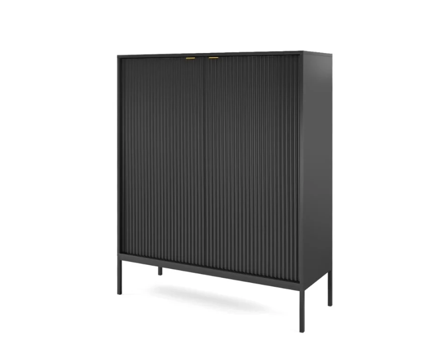 Schwarzes Sideboard mit vertikalen Rillen und schwarzen Metallfüßen in der Seitenansicht.
