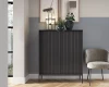 Eleganter schwarzer Schrank mit geriffelter Front und schlichten schwarzen Metallfüßen.