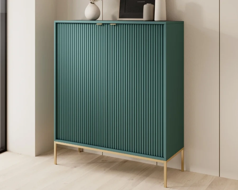 Petrolfarbener Hochschrank mit Riffel-Front und eleganten goldfarbenen Beinen.