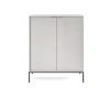Weißer Design-Schrank mit Riffeloptik und minimalistischen schwarzen Metallfüßen.