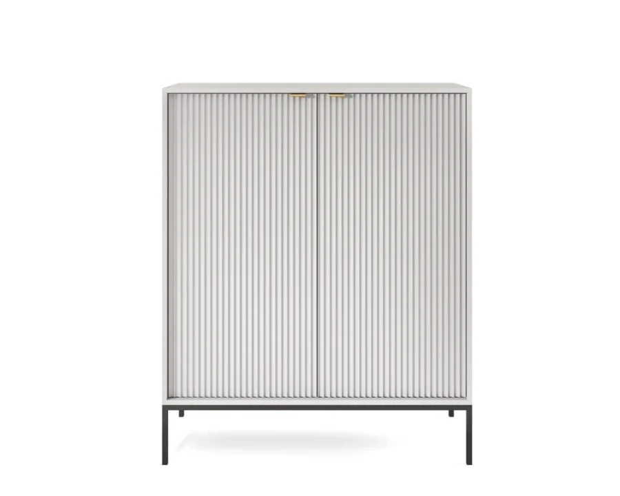 Weißer Design-Schrank mit Riffeloptik und minimalistischen schwarzen Metallfüßen.