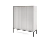Sideboard in hellem Grau mit strukturierten Türen und modernen schwarzen Metallbeinen.