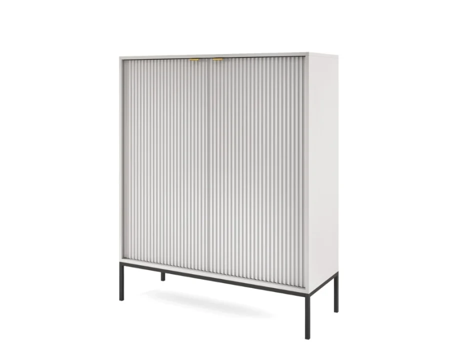 Sideboard in hellem Grau mit strukturierten Türen und modernen schwarzen Metallbeinen.