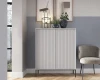 Modernes Highboard in Weiß mit schwarzen Metallfüßen und geriffelter Front für stilvolle Aufbewahrung.