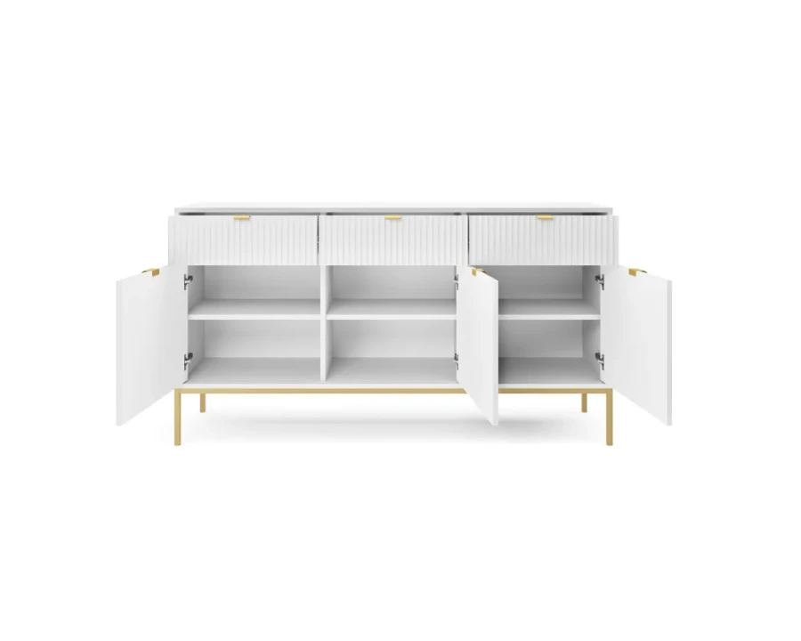 Weißes Sideboard mit offenen Türen, Regalfächern und goldenen Beinen im modernen Rillen-Design.