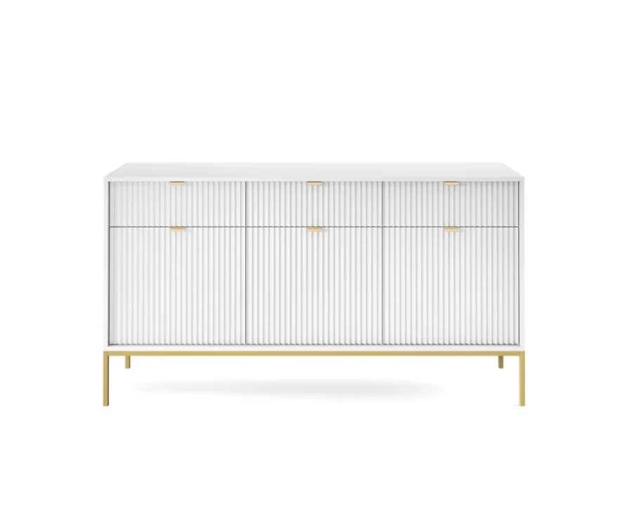 Modernes weißes Sideboard mit Riffel-Optik und goldenen Beinen. Frontansicht.