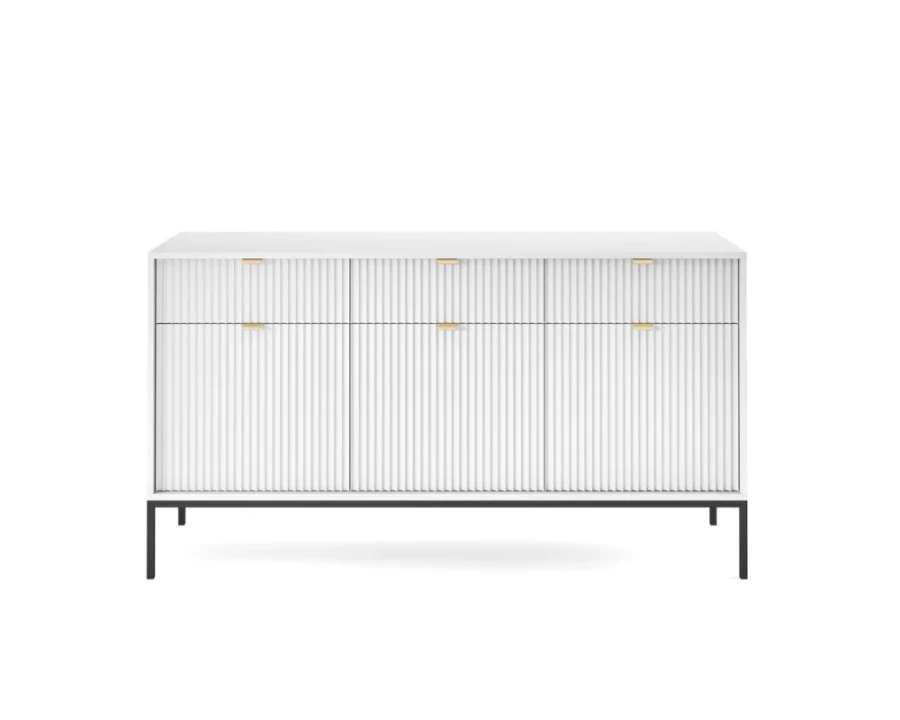 Weißes Sideboard mit geriffelter Front und schwarzen Metallfüßen. Frontansicht.