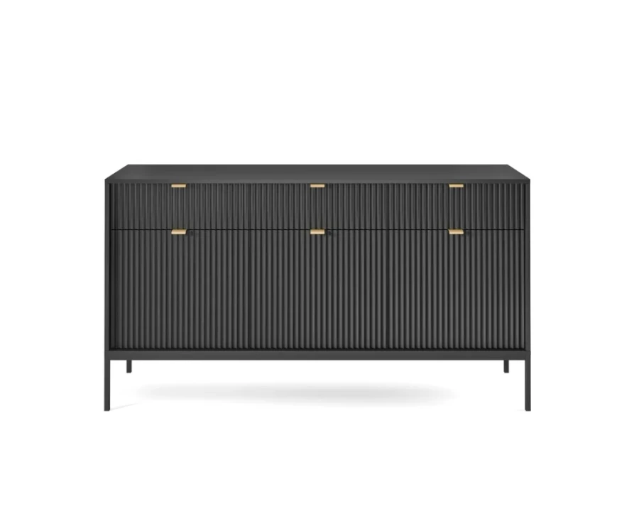 Frontansicht des schwarzen Novo Sideboards N-04 mit eleganter Riffelfront und Goldgriffen.