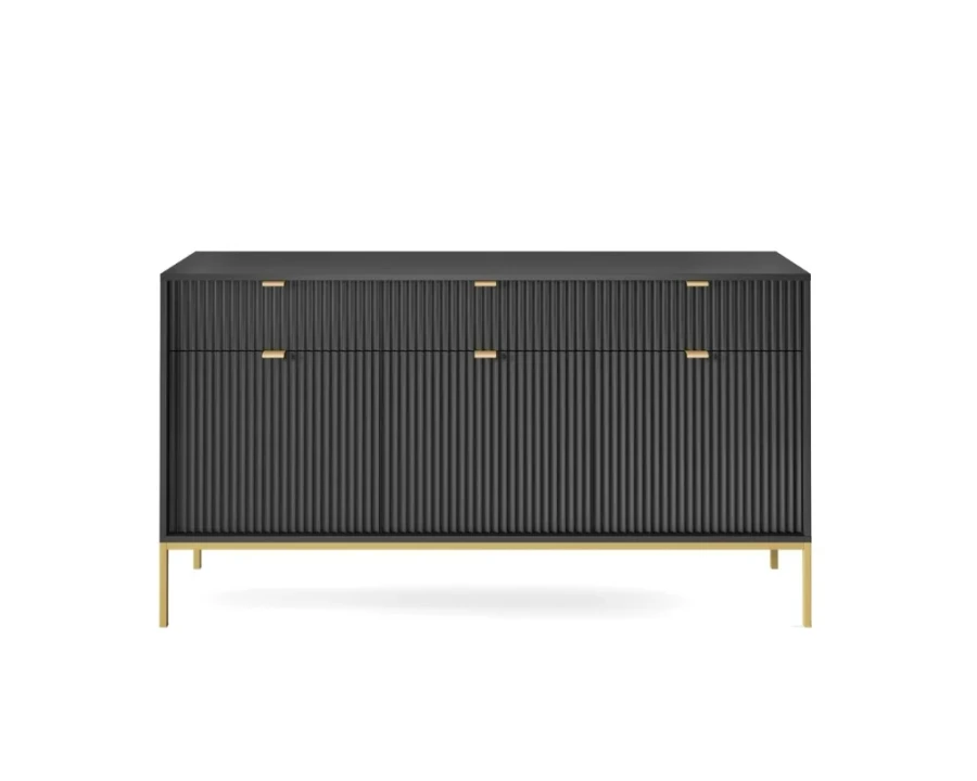 Frontalansicht einer modernen schwarzen Kommode mit Rillen-Design und goldenen Akzenten.
