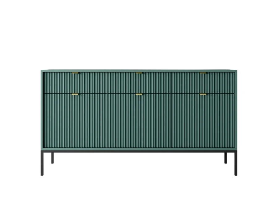 Elegantes grünes Sideboard mit geriffelter Front und schwarzen Metallbeinen vor weißem Hintergrund.