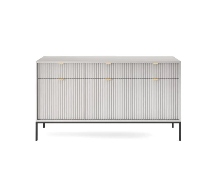 Hellgraues Sideboard mit schwarzen Metallfüßen und Riffeldesign.