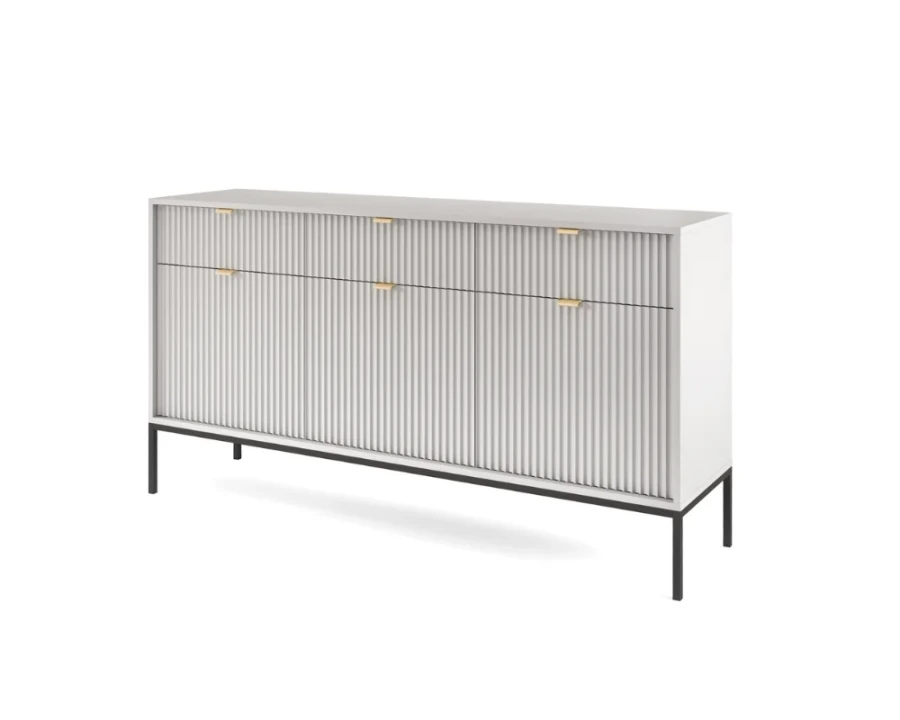 Modernes graues Sideboard mit Riffelstruktur, Goldgriffen und schwarzen Metallbeinen.