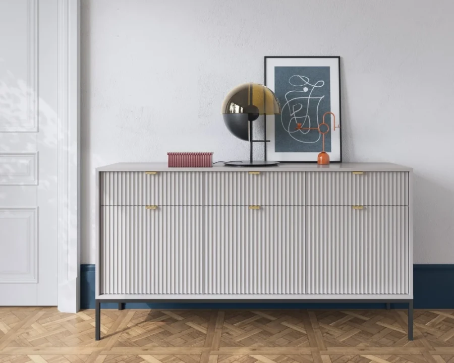 Stilvolles graues Sideboard mit vertikaler Struktur und schwarzen Metallbeinen.