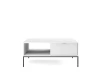 Minimalistischer weißer Couchtisch mit schwarzem Untergestell und Rillendesign.
