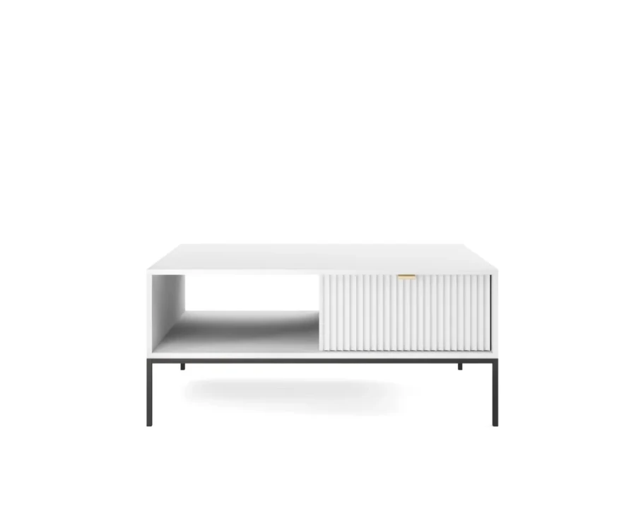 Minimalistischer weißer Couchtisch mit schwarzem Untergestell und Rillendesign.