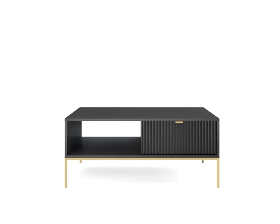 Schwarzer Couchtisch mit goldfarbenen Beinen und dekorativer Riffelfront, Frontalansicht.