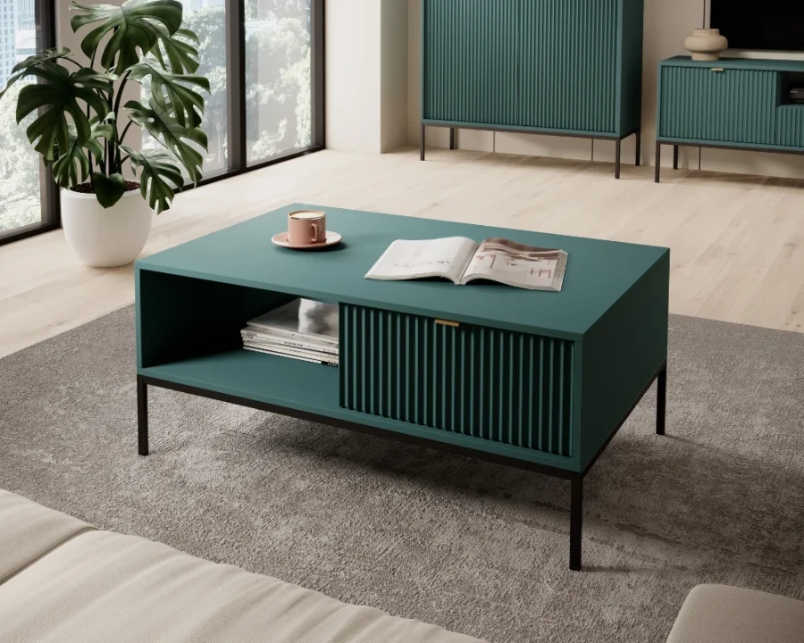Wohnzimmer-Einrichtung mit petrolfarbenem Couchtisch und passenden Kommoden.