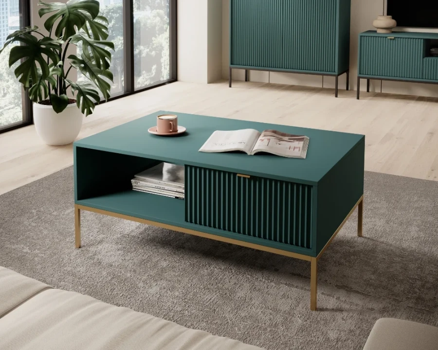 Petrolgrüner Couchtisch mit geriffelter Front und goldenen Beinen im modern eingerichteten Wohnzimmer.