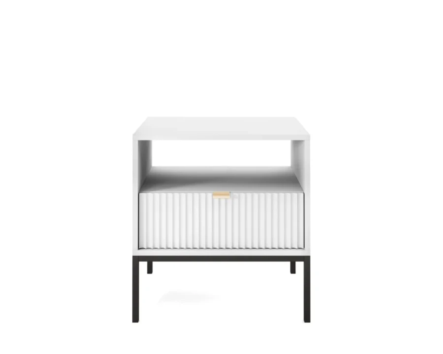 Moderner weißer Nachtschrank mit schwarzem Metallgestell und geriffelter Schublade.