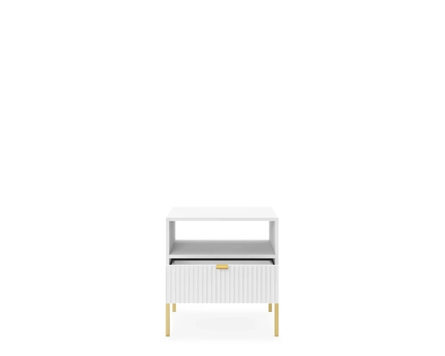 Eleganter weißer Nachttisch mit goldfarbenen Metallbeinen und geriffelter Front, Vorderansicht.