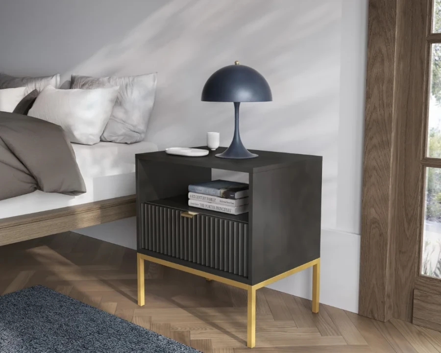 Moderner Nachttisch in Schwarz und Gold dekorativ im Schlafzimmer neben dem Bett