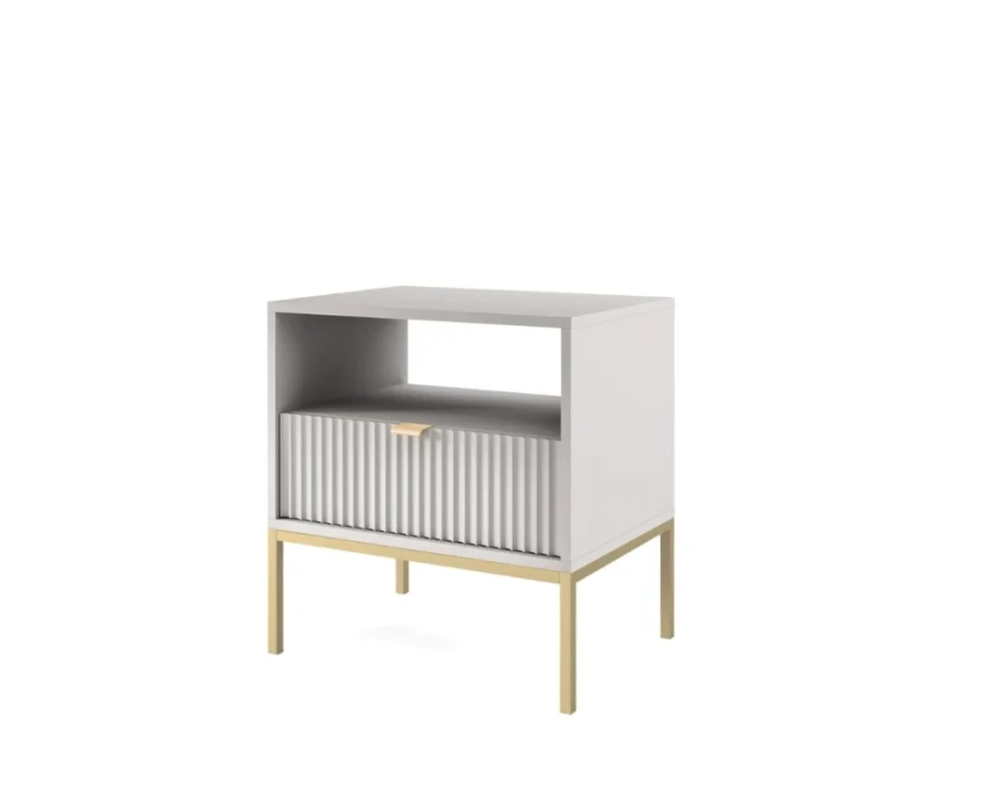 Hellgrauer Nachttisch mit goldenem Metallgestell und geriffelter Schubladenfront.