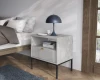Einladendes Schlafzimmer mit modernem Nachttisch, Tischleuchte und Büchern.