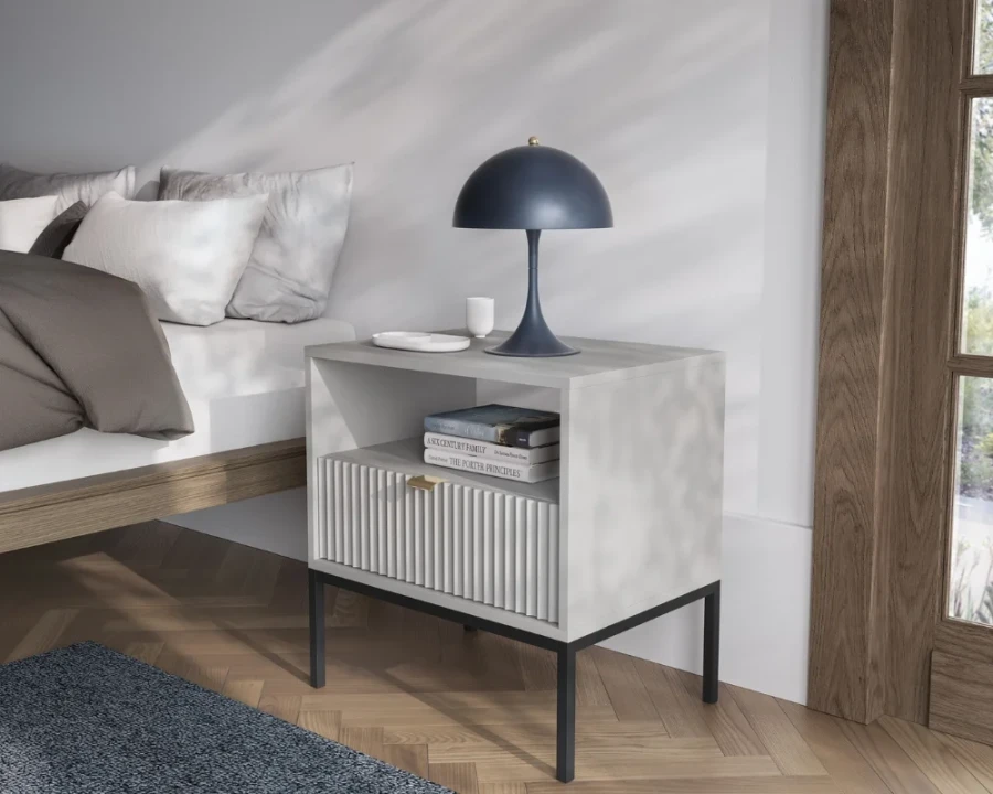 Einladendes Schlafzimmer mit modernem Nachttisch, Tischleuchte und Büchern.