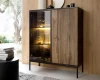 Modernes Sentio Highboard im Wohnzimmer mit Lamellenoptik, Glasfront und stimmungsvoller LED-Beleuchtung.