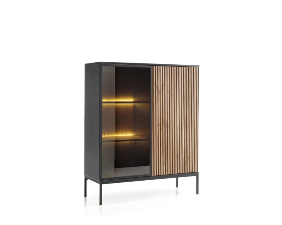 Schräge Ansicht des Sentio Highboards mit Eichen-Lamellen, Glasvitrine und schwarzem Metallgestell.