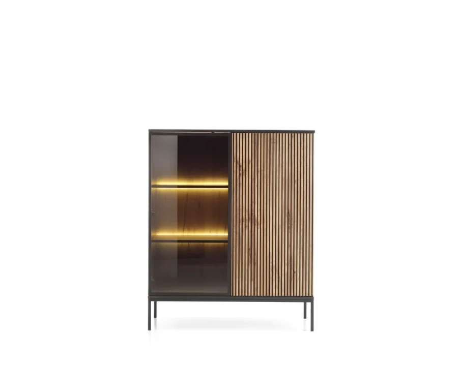 Frontansicht Sentio Highboard mit markantem Lamellendesign und beleuchteter Glasvitrine auf schwarzem Korpus.