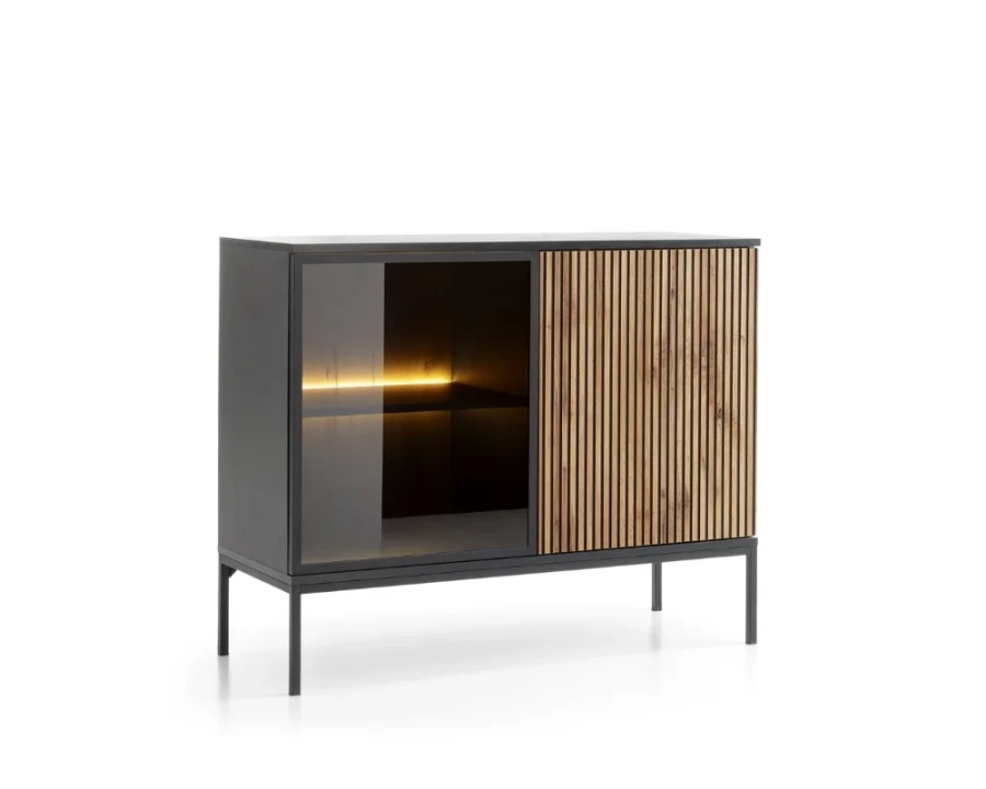 Modernes Sideboard mit Lamellenoptik und Glastür inklusive LED-Licht in der Seitenansicht.