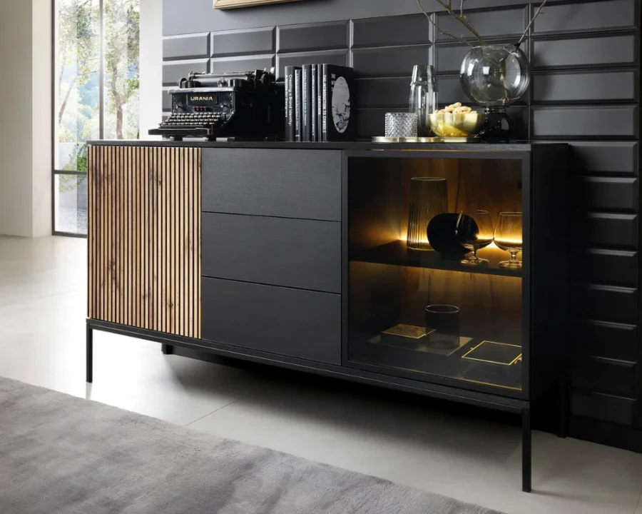Modernes schwarzes Sideboard mit Eichen-Lamellen, Schubladen und beleuchteter Vitrine im Wohnzimmer.