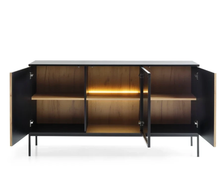 Innenansicht des Sentio Sideboards mit geöffneten Türen, Einlegeböden und integrierter LED-Beleuchtung.