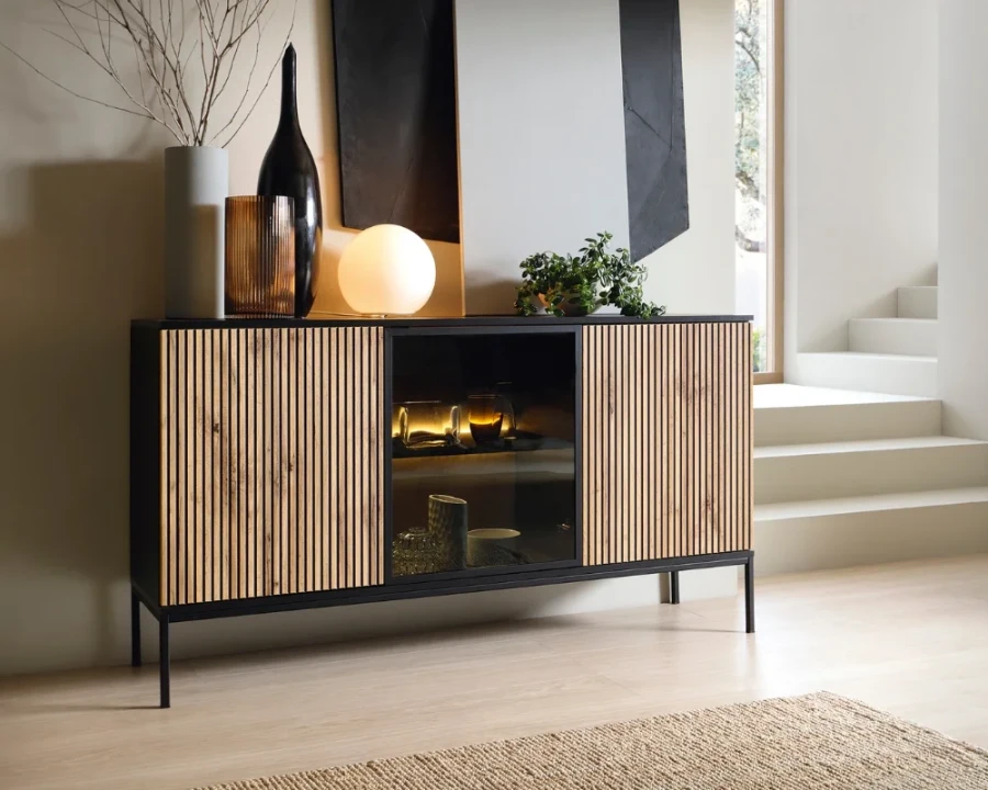 Eingerichtetes Wohnzimmer mit dem Sentio Sideboard als Fokuspunkt, stilvoll dekoriert mit Vasen und Licht.